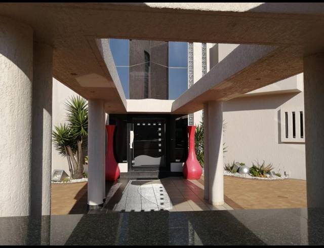 5 BEDROOM HOUSE FOR SALE IN OSLO BEACH